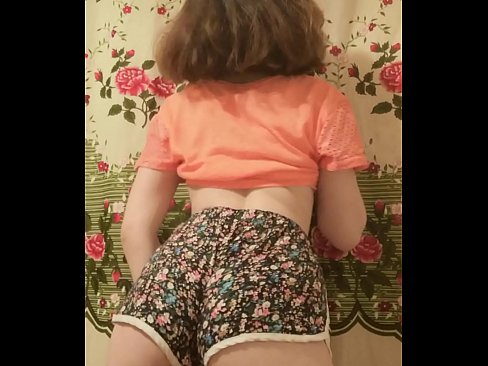 ❤️ Jovem sensual a despir os seus calções para a câmara ️❌ Porno em nós ❌