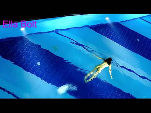 ❤️ Não consigo parar de ver, jovem loira apanhada a nadar nua na piscina da estância balnear ELLA BOLT ️❌ Porno em nós ❌