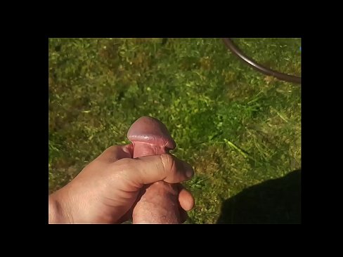 ❤️ A boazona fica com a rata rosa fodida e ejacula com um esguicho num jardim de Verão ️❌ Porno em nós ❌