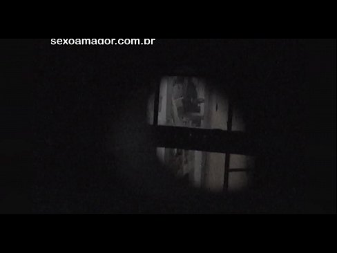 ❤️ Lourinho é filmado secretamente por um voyeur de bairro escondido atrás de tijolos ocos ️❌ Porno em nós ❌
