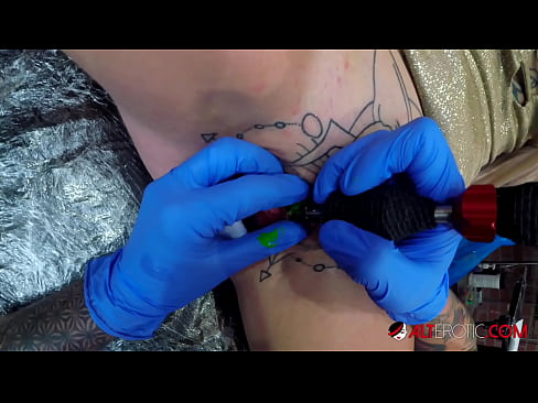 ❤️ Extremamente tatuada, a brasa Sully Savage fez uma tatuagem no seu clítoris ️❌ Porno em nós ❌